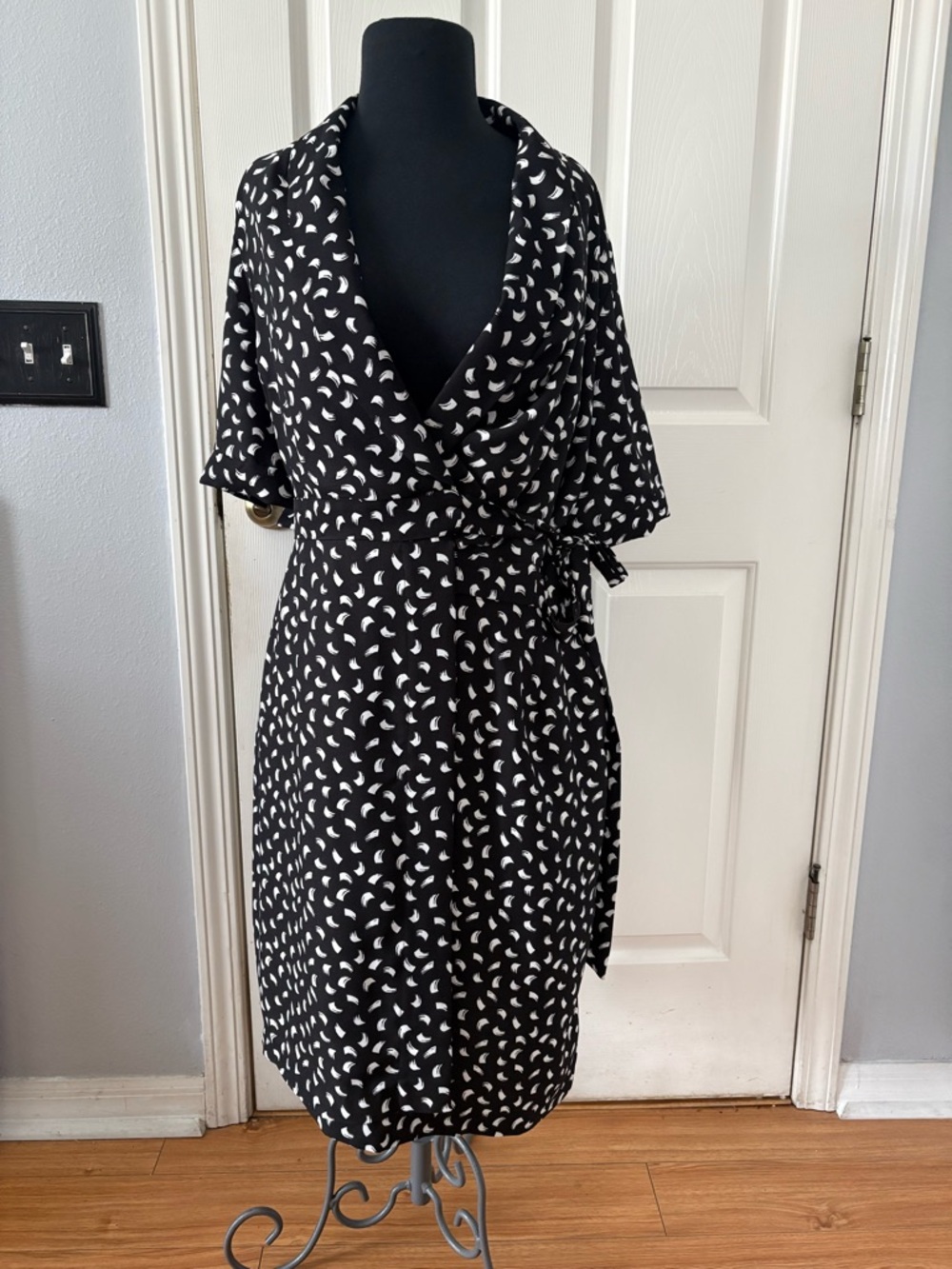 Calvin Klein Black & White Wrap Dress with Crescent Print Sz 14